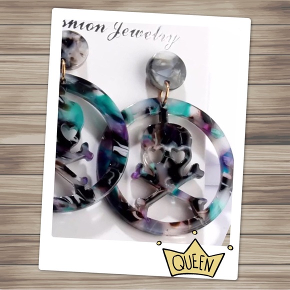 Pirate Skull and Crossbones Acrylic Resin Earrings - Picture 2 of 6